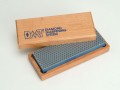 D.M.T.  6IN WHETSTONE IN WOODEN BOX  325G COA �64.86 Dmt Whetstone

6in Diamond Whetstone Is Ideal For Kitchen Use And For The Honing Of Smaller Workshop Tools.
It Is Supplied In A Hardwood Box.
Fitted With Non-slip Rubber Feet.

Coarse 325g.
Siz